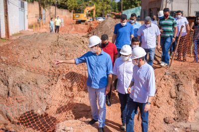 notícia: Prefeito Eduardo Braide vistoria obras na região do Santa Bárbara