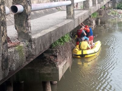 notícia: Equipes da Semusc e Semosp realizam vistoria em ponte no Rio Anil