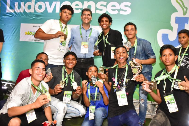 Prefeito Eduardo Braide premia atletas dos Jogos Escolares Ludovicenses 2022