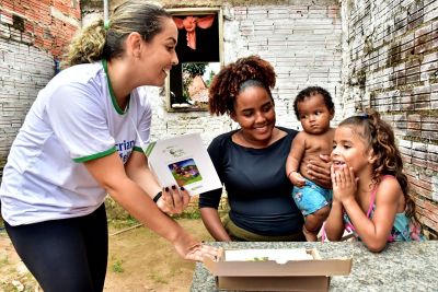 notícia: Prefeitura de São Luís entrega livros para famílias em situação de vulnerabilidade social acompanhadas pelo programa Criança Feliz