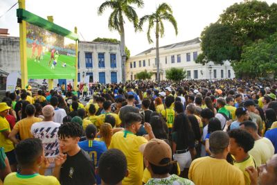 notícia: "Copa da Prefs” reúne multidão no Centro Histórico para assistir estreia do Brasil no mundial de futebol