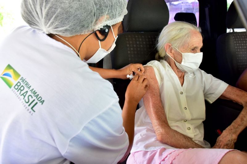 Prefeito Eduardo Braide acompanha vacinação em Drive Thru e anuncia mais doses para ampliar imunização de idosos e pacientes oncológicos