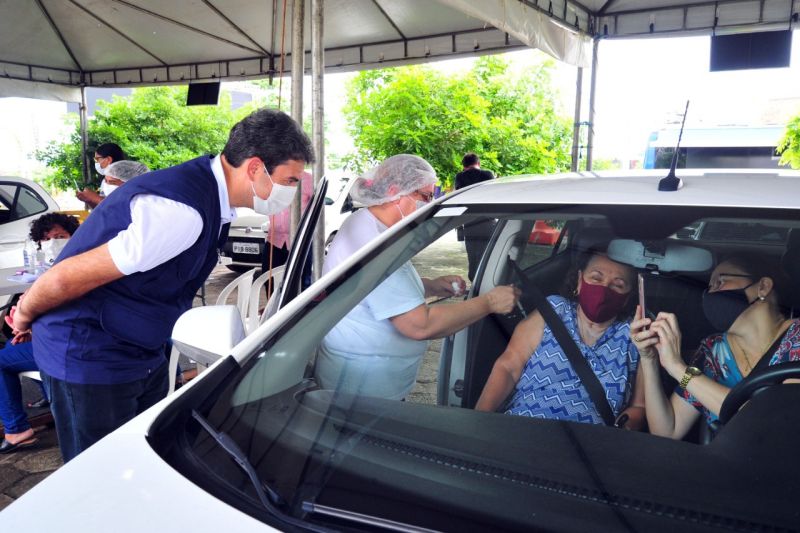 Prefeito Eduardo Braide acompanha vacinação contra Covid-19 no drive-thru na UFMA
