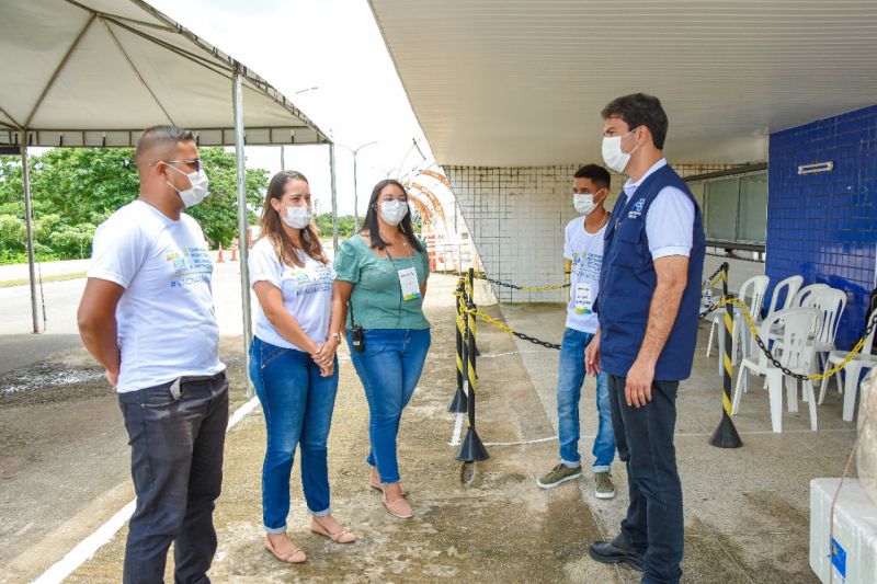 Prefeito Eduardo Braide acompanha vacinação contra Covid-19 no drive-thru na UFMA
