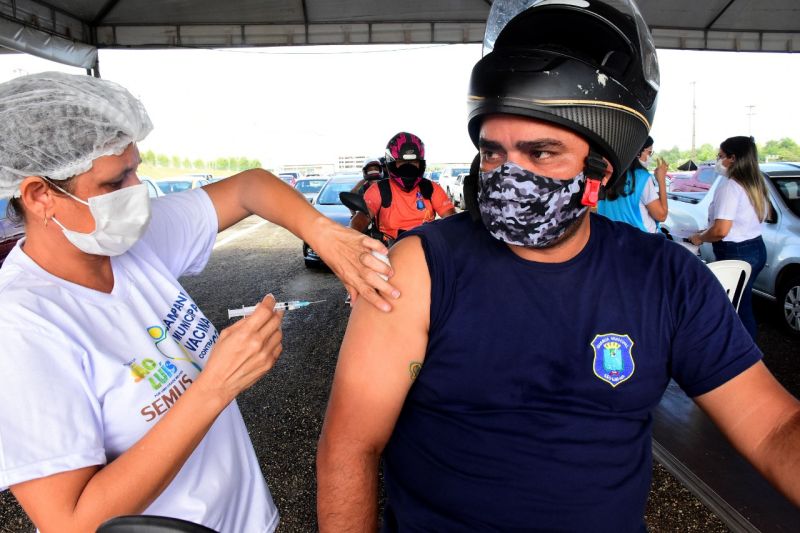 Prefeito Eduardo Braide acompanha início da vacinação de profissionais das forças de segurança contra Covid-19 