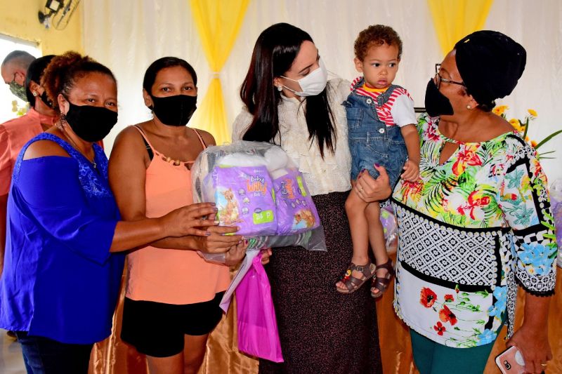 Prefeitura de São Luís entrega enxovais a mães de várias comunidades da cidade