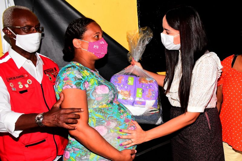 Prefeitura de São Luís entrega enxovais a mães de várias comunidades da cidade