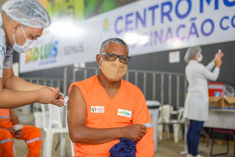 Prefeito Eduardo Braide acompanha início da vacinação contra Covid-19 de rodoviários e agentes de limpeza urbana