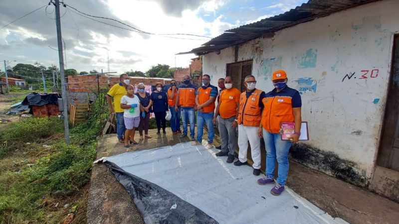 Defesa Civil municipal participa de distribuição de cestas básicas e máscaras para famílias de área de risco no Anil