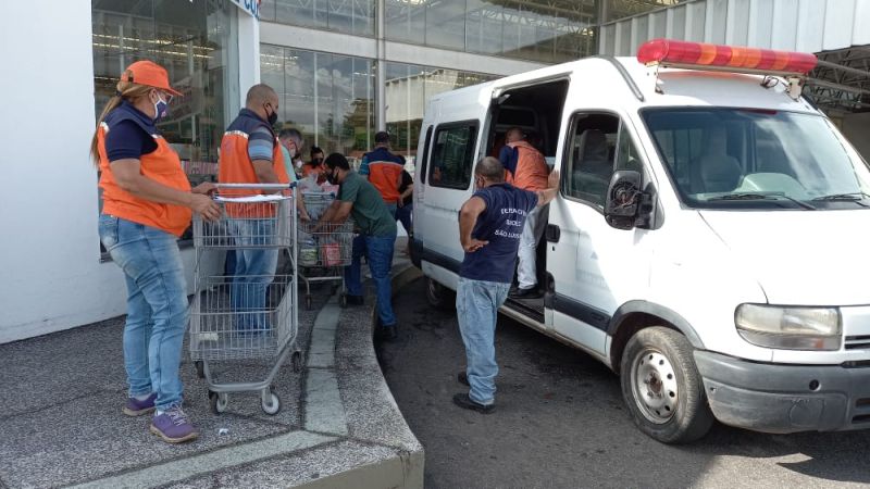 Defesa Civil municipal participa de distribuição de cestas básicas e máscaras para famílias de área de risco no Anil