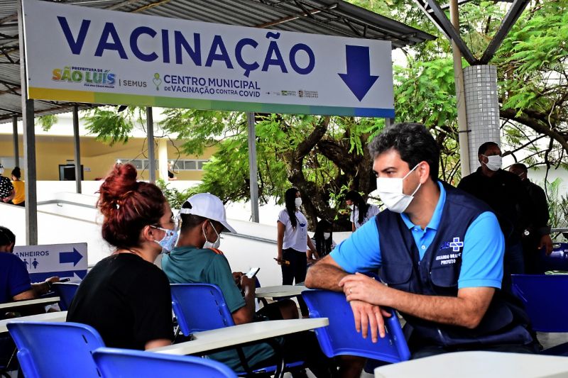 Prefeito Eduardo Braide acompanha funcionamento dos postos de vacinação contra Covid-19 em São Luís