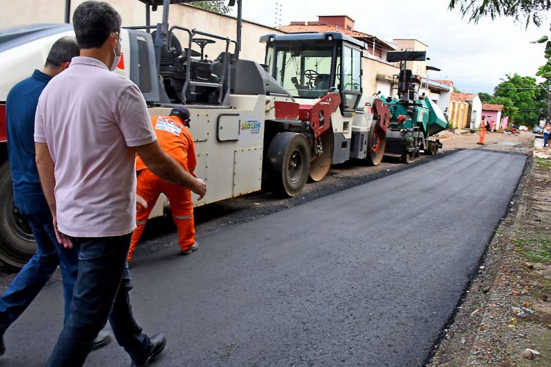 Prefeito Eduardo Braide acompanha serviço de asfaltamento no bairro Matões Turu