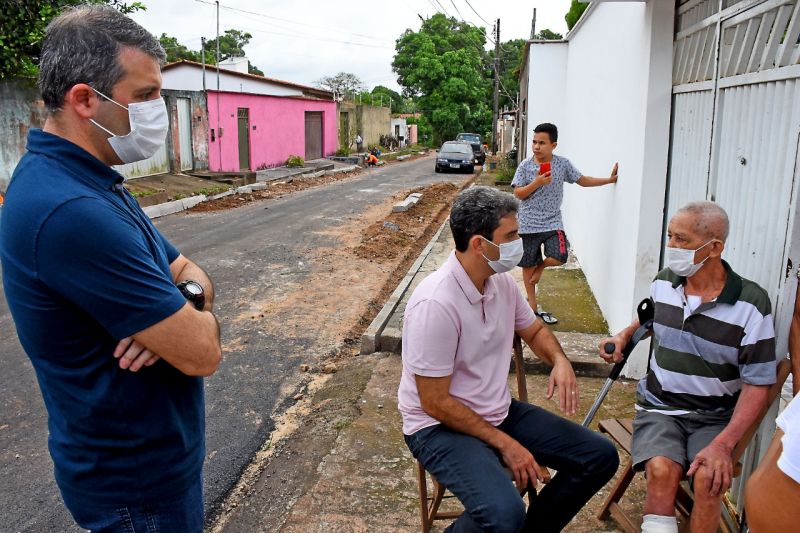 Prefeito Eduardo Braide acompanha serviço de asfaltamento no bairro Matões Turu
