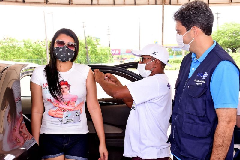 Prefeito Eduardo Braide acompanha dia da vacinação de jovens de 18 anos contra Covid-19 e já destaca próximas etapas da campanha