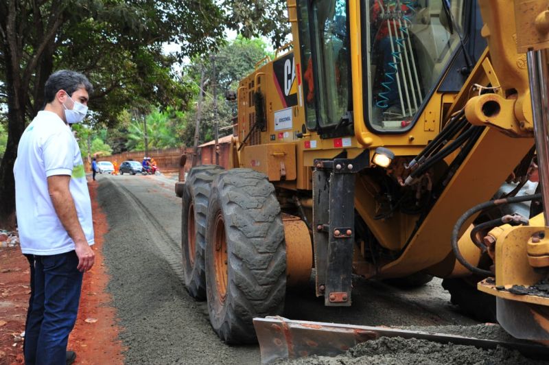 Prefeito Eduardo Braide acompanha obras de pavimentação na Estrada da Vitória, no Maracanã 
