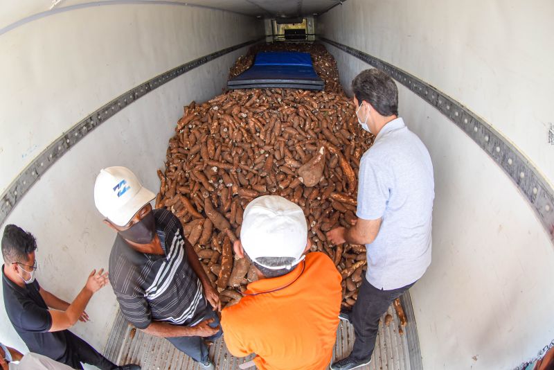 Prefeito Eduardo Braide acompanha entrega de 28 toneladas de mandioca de pequenos produtores de São Luís para a Ambev 