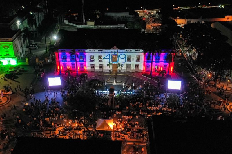 Ludovicenses celebram aniversário de 409 anos de São Luís em frente ao Palácio de La Ravardière