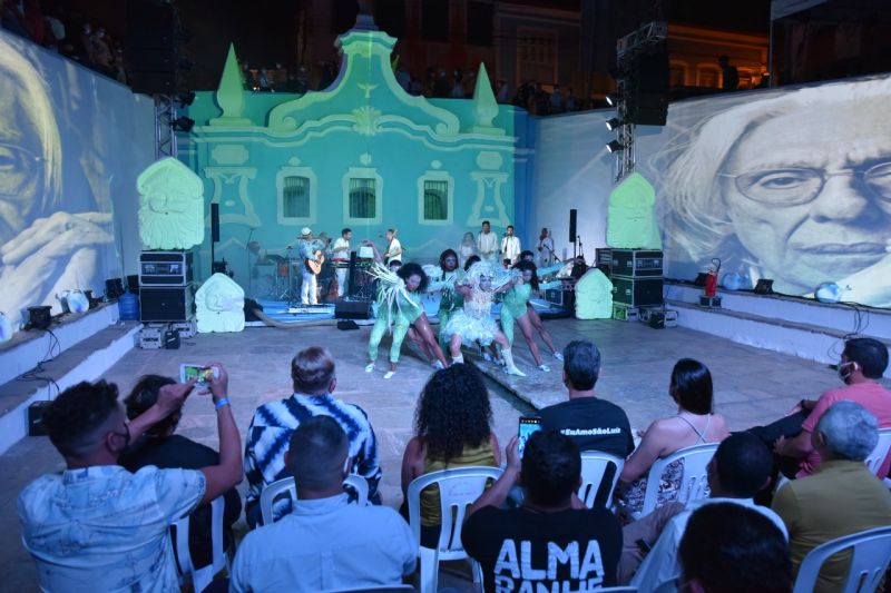 Prefeito Eduardo Braide entrega obra de conservação da Fonte do Ribeirão em noite de espetáculo cultural