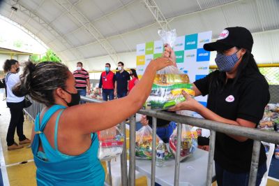 notícia: Prefeitura entrega 800 cestas básicas a trabalhadores do comércio informal de São Luís