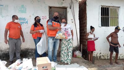 galeria: Defesa Civil municipal participa de distribuição de cestas básicas e máscaras para famílias de área de risco no Anil