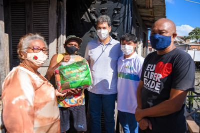 notícia: Prefeito Eduardo Braide acompanha mais uma etapa da entrega das 10 mil cestas de alimentos para famílias da Liberdade 