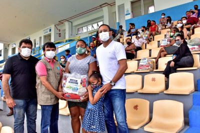 notícia: Prefeitura entrega 170 cestas básicas para famílias ligadas ao setor esportivo afetadas pela pandemia de Covid-19 em São Luís