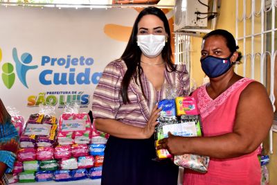 Primeira-dama Graziela Braide realiza mais uma entrega de kits com absorventes do Projeto Cuidar +, desta vez no CRAS São Francisco