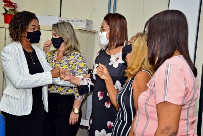 notícia: Vice-prefeita e secretária Municipal de Educação, Esmênia Miranda, se reúne com servidores da Semed