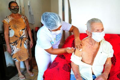 notícia: Prefeitura atende mais de 100 idosos acamados no Dia D de vacinação contra a Covid-19
