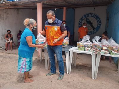 Defesa Civil de São Luís entrega cestas básicas a famílias da Vila Embratel