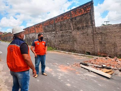 notícia: Defesa Civil de São Luís inspeciona estabilização de muro e demolição de marquise 