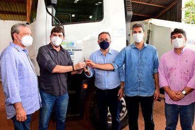 Prefeitura de São Luís recebe caminhão pipa e máquina fabricadora de gelo da Codevasf