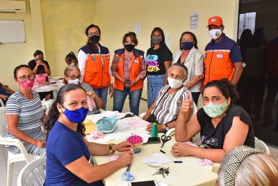 Prefeitura promove oficina de confecção de bonecas de pano para idosas da região do Bairro de Fátima