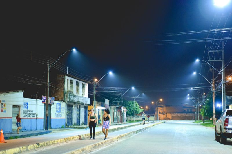 Prefeito Eduardo Braide acompanha instalação de iluminação de LED no bairro São Raimundo, na Zona Rural