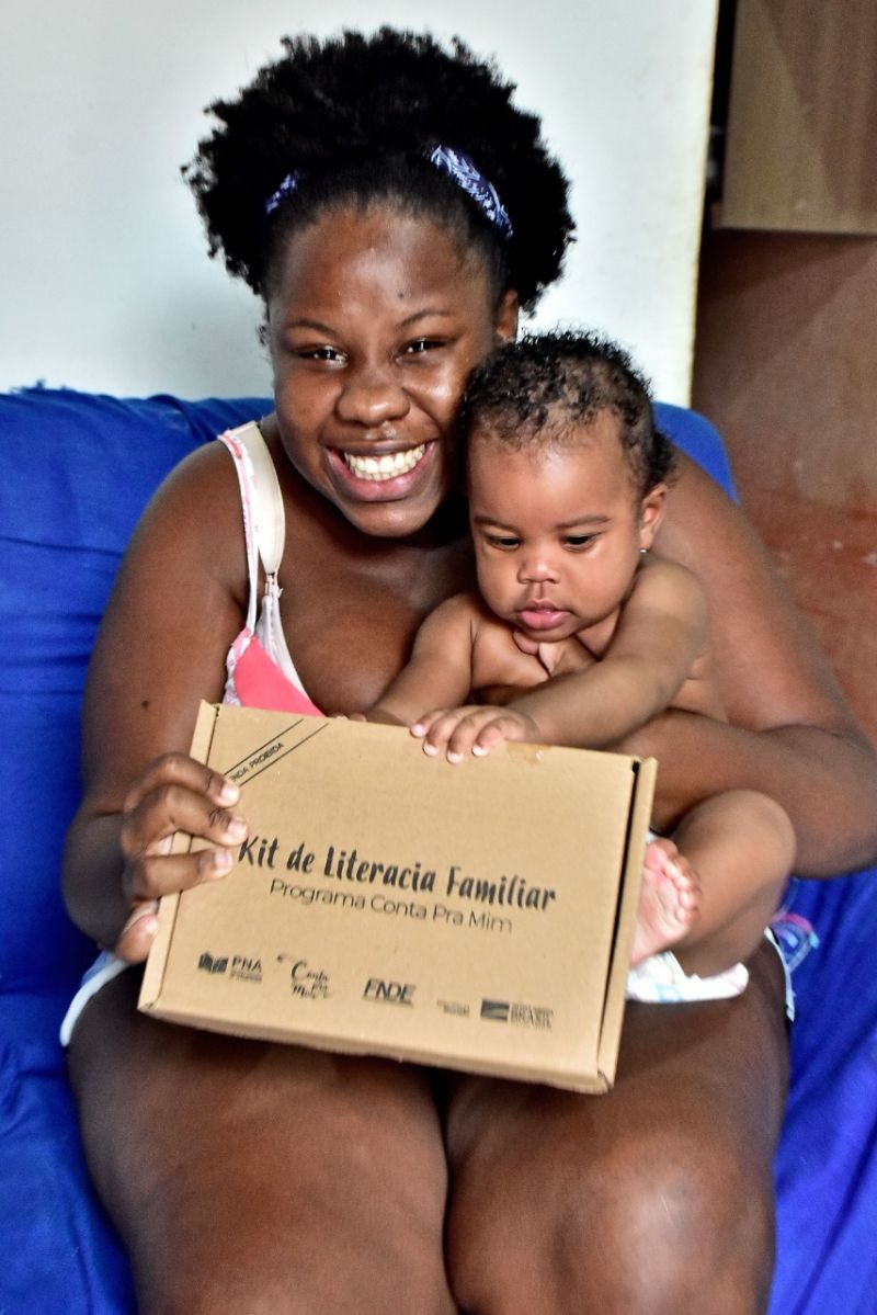 Prefeitura de São Luís entrega livros para famílias em situação de vulnerabilidade social acompanhadas pelo programa Criança Feliz