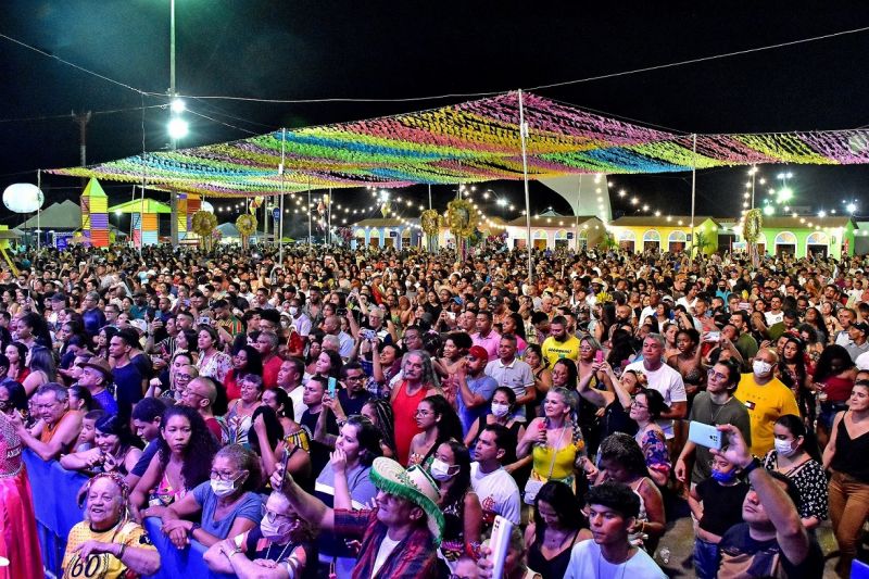 Arraial da Cidade reúne milhares de pessoas na noite de abertura, na Praça Maria Aragão

 