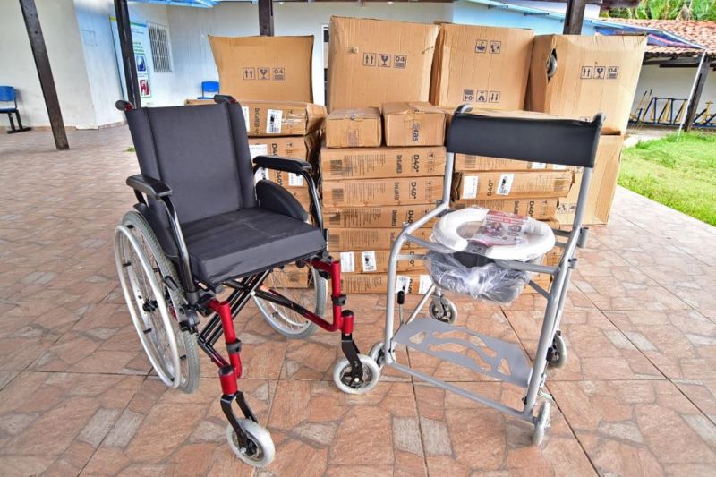 Prefeitura de São Luís entrega mais de 120 cadeiras de banho para a rede municipal de saúde