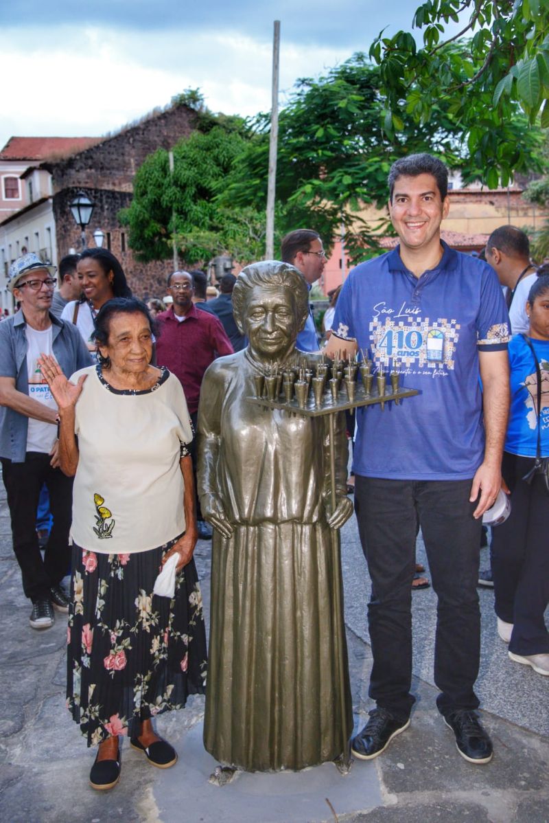 Prefeito Eduardo Braide entrega estátuas em homenagem aos pregoeiros de São Luís