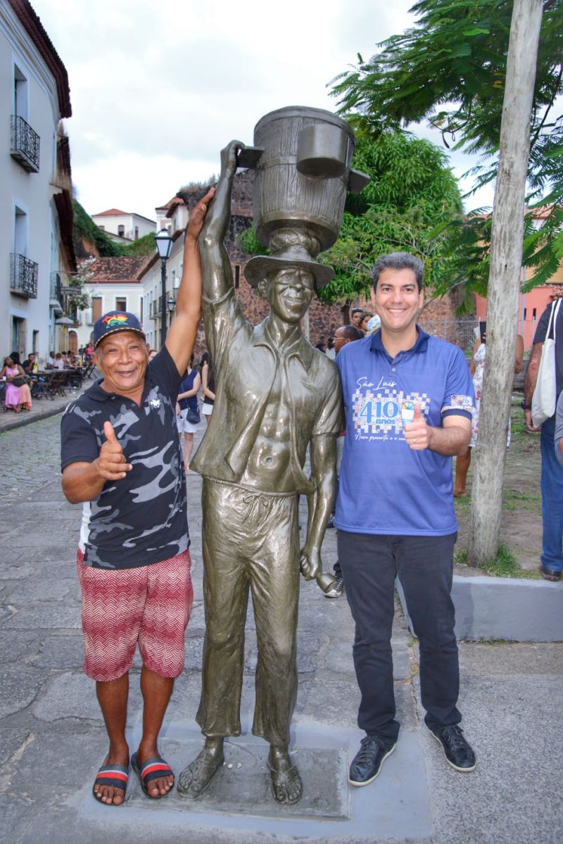 Prefeito Eduardo Braide entrega estátuas em homenagem aos pregoeiros de São Luís