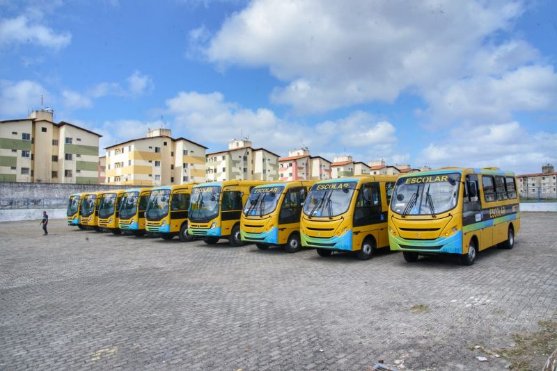 Prefeito Eduardo Braide entrega 10 novos ônibus escolares com acessibilidade à rede municipal de ensino