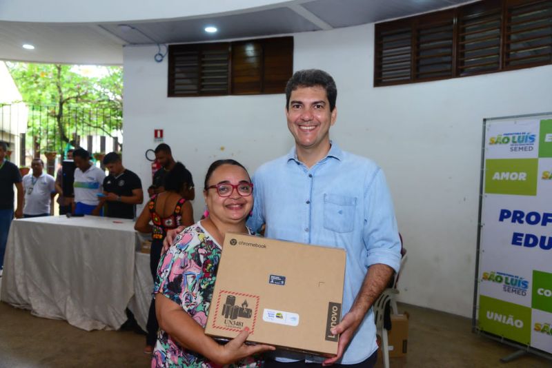 Prefeitura de São Luís entrega chromebooks para professores da rede municipal de ensino