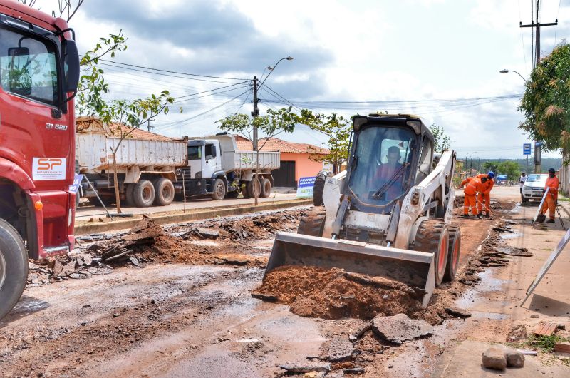 Com ‘Asfalto Novo’, prefeito Eduardo Braide leva pavimentação a todas as ruas do Residencial Luiz Bacelar