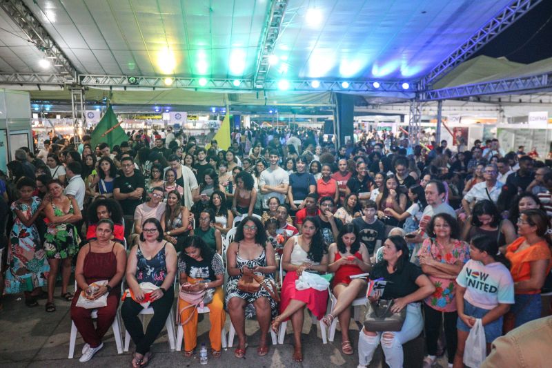 Público lota 16ª FeliS para prestigiar mesa redonda com escritor carioca Raphael Montes