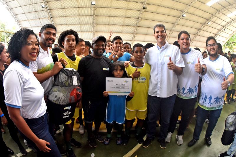 Prefeito Eduardo Braide entrega kits esportivos a mais de 1.500 estudantes do Projeto Movimento e Resgate, no Parque Bom Menino
