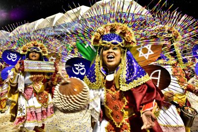 População lota arquibancadas nos desfiles dos Blocos Tradicionais do Grupo A, na Passarela do Samba