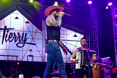 notícia: Show do cantor Tierry atrai multidão na terceira noite do Arraial da Cidade, na Maria Aragão