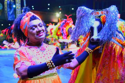 notícia: Grupos folclóricos animam mais uma noite no Arraial da Cidade, na Praça Maria Aragão