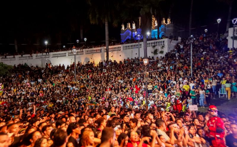 Prefeitura de São Luís reúne milhares de pessoas em evento gospel na Praça Maria Aragão