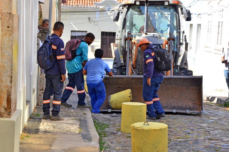 Prefeitura de São Luís retira artefatos irregulares da Rua Godofredo Viana, Centro Histórico da capital