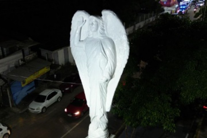 vídeo: 😇 O anjo está de volta à entrada do Anjão!